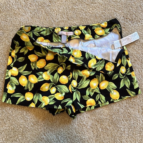 Lemon pattern shorts from Forever 21. Junior size medium. Zipper on side. - Picture 3 of 5